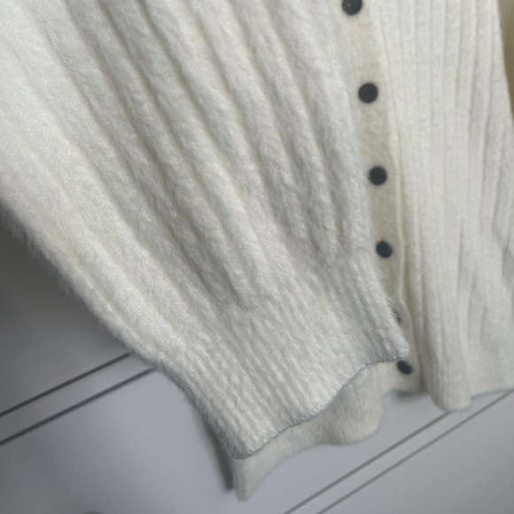 Fuzzy button down ribbed cardigan with balloon sleeve. Size M. BNWOT - Picture 5 of 5